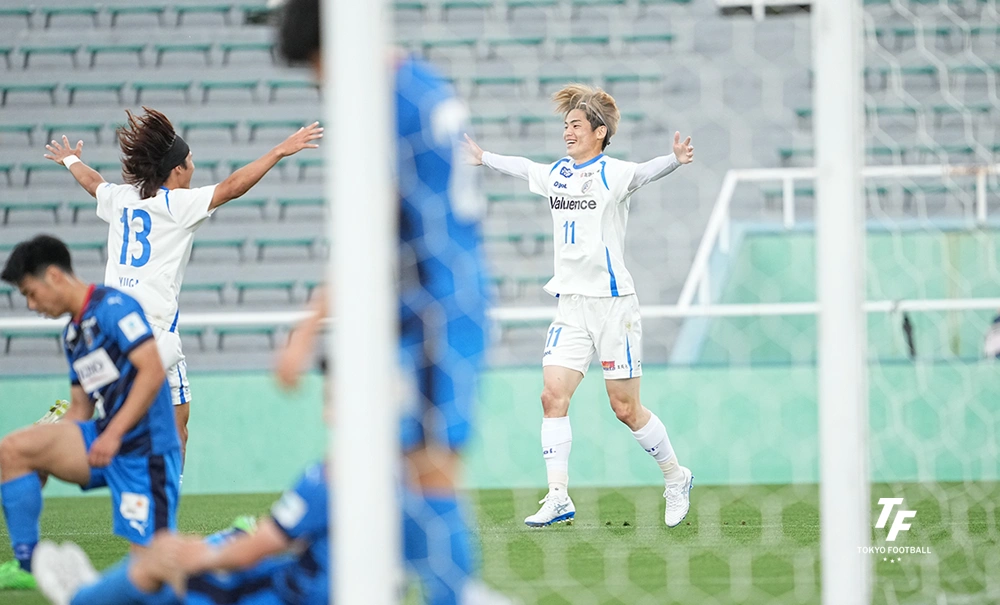 写真：先制ゴールを喜ぶ南葛の加藤。