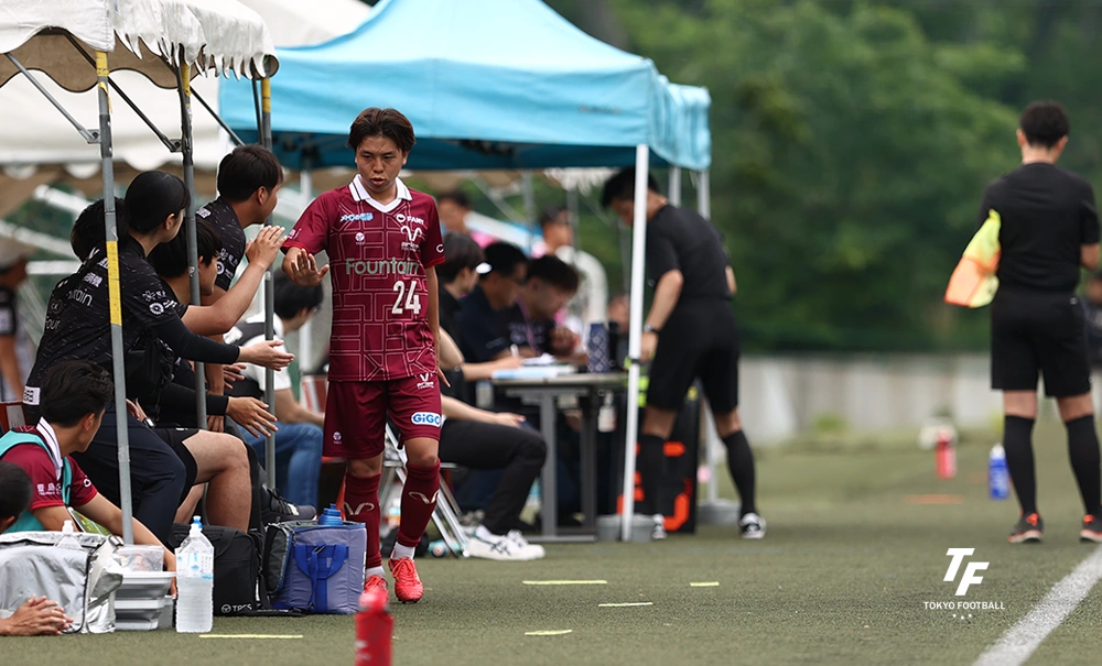 写真：63分までプレーし、ベンチに引き上げる小川。