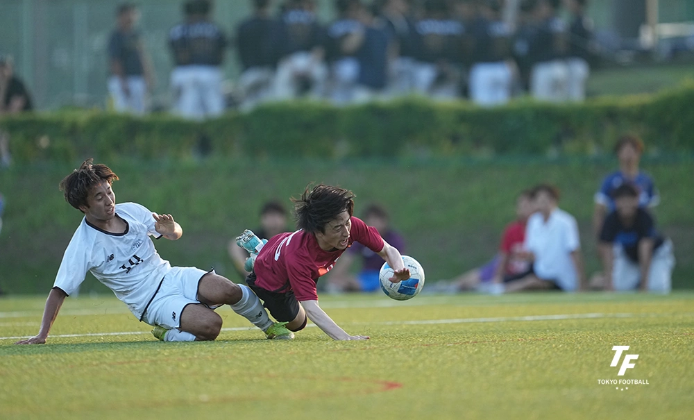 写真：後半、エリア内に侵入し倒される朝倉。