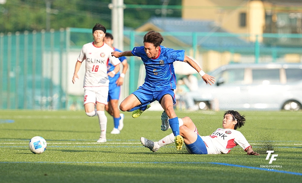 写真:ドリブルで攻めるアローレの長谷川。