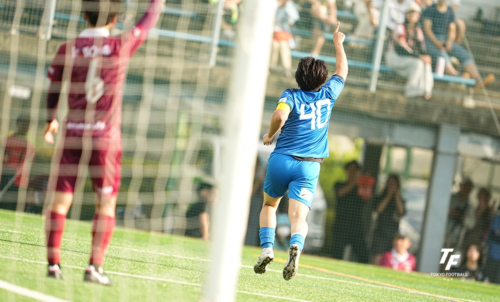 写真：後半に追加点を決めて駆け出す東京Uの平松。