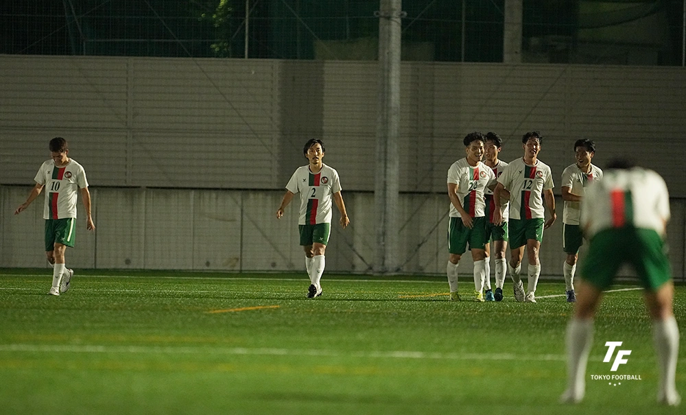 写真：前半に広田が決めたゴールを喜ぶセルベッサ。