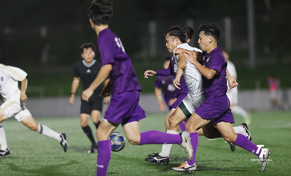 写真：ドリブルで攻める東京選抜の中島。