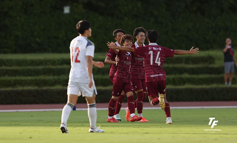 写真：小川の先制ゴールを喜ぶエリースの選手たち。