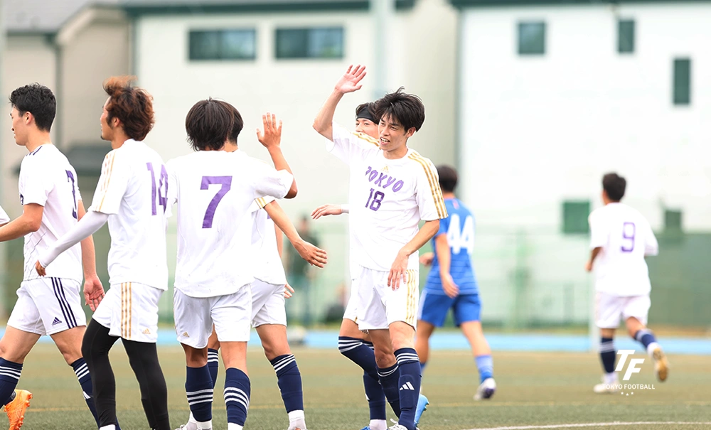 写真：ゴールを決めてハイタッチをかわす東京選抜の室町。