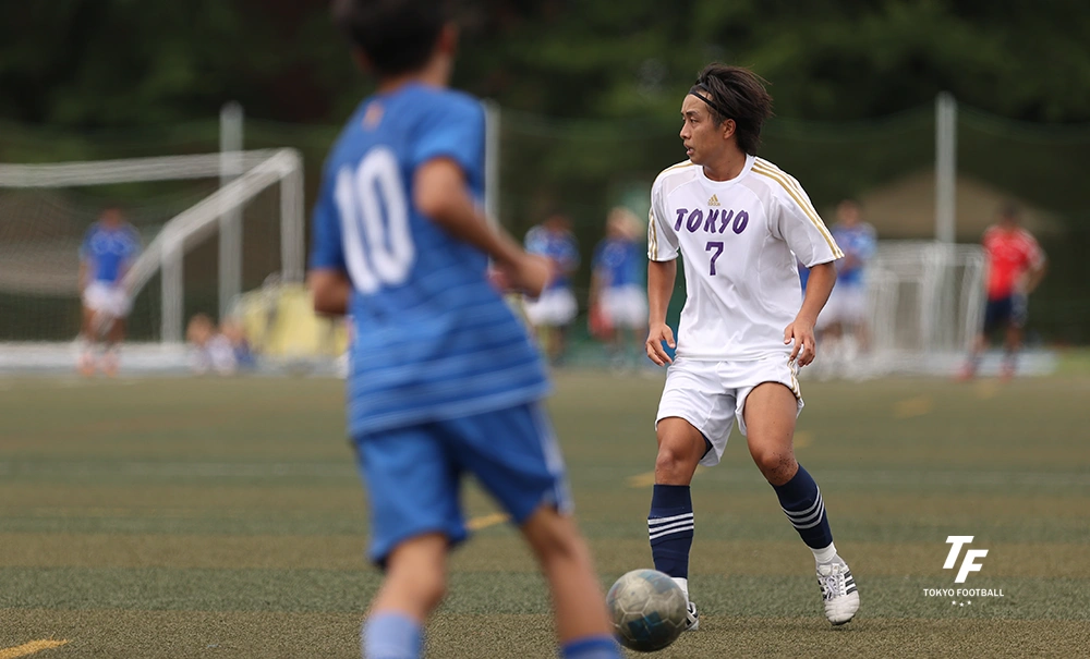 写真：中盤でボールをさばくMF竹村。