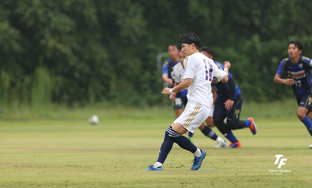 写真:1本目にPKを落ち着いて決める東京の田口。