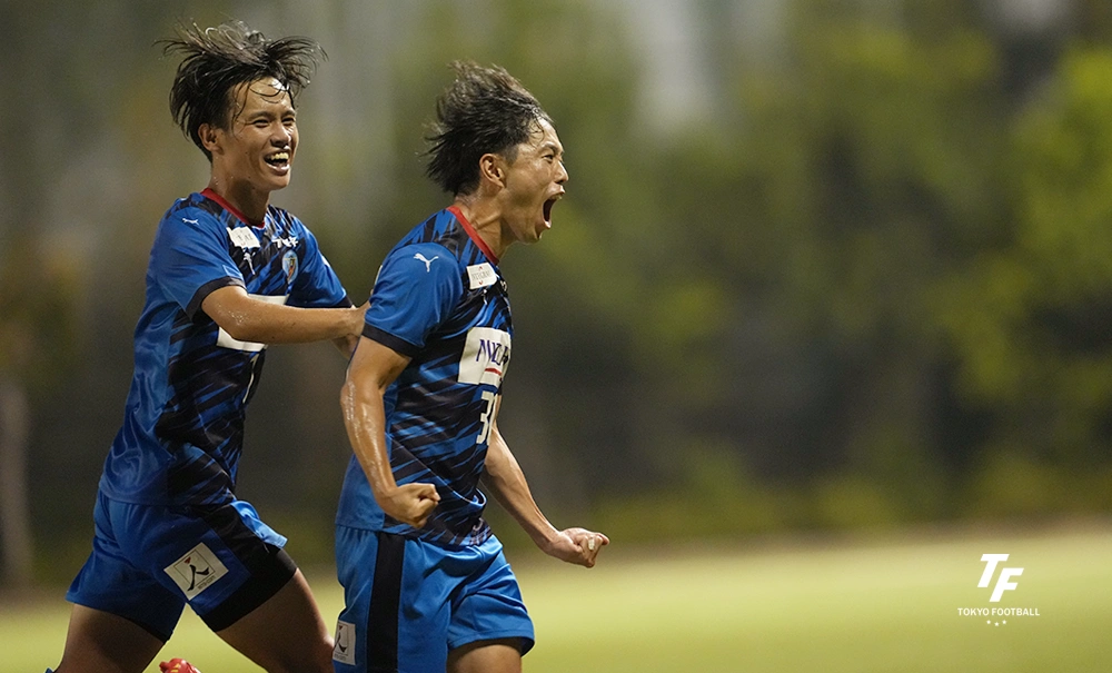 写真:ゴールを決めて叫ぶ東京Uの室崎。