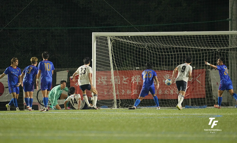 写真:89分にこぼれ球を蹴り込む東蹴の池尻。