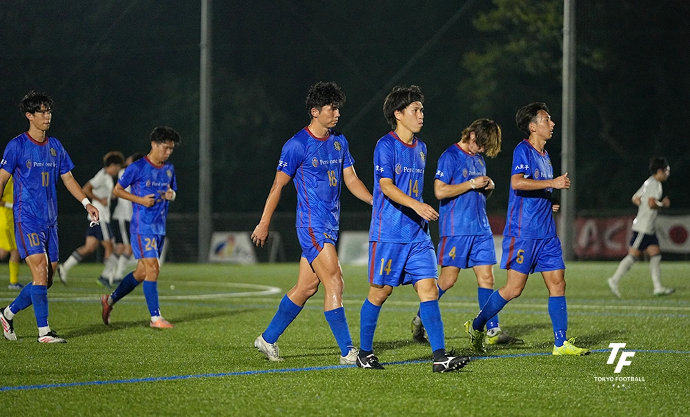 写真:敗戦に肩を落とすアローレのイレブン。