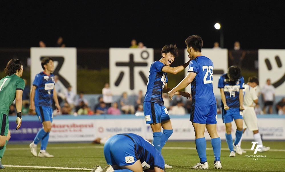 写真:勝利を喜ぶ東京ユナイテッドの選手たち。