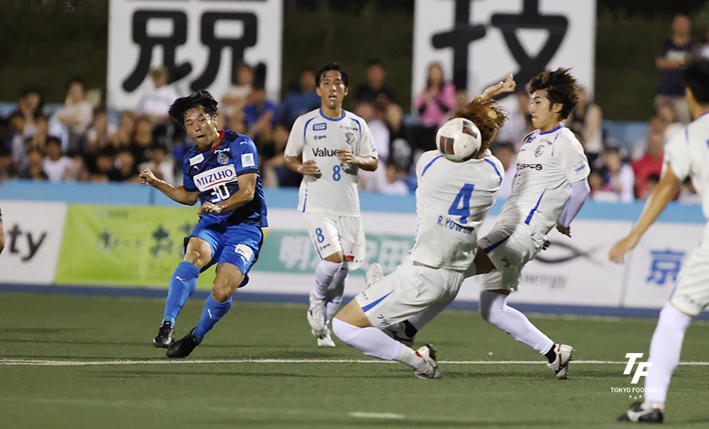 写真：狙いすましたシュートをゴール右隅に決める室崎。