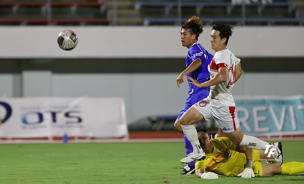 写真:後半にチームの5点目を蹴り込む南葛のFW木下。