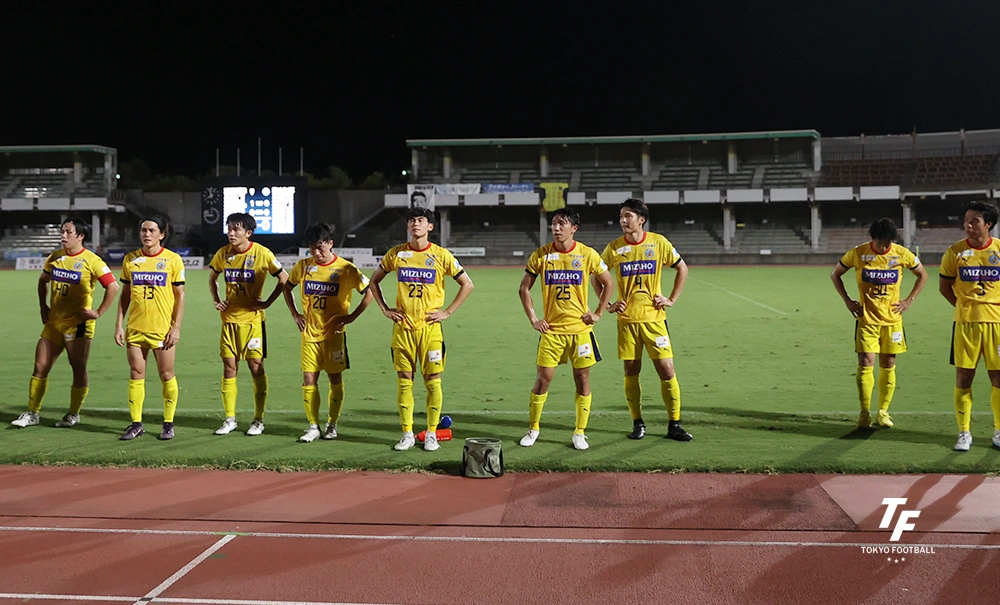 写真:VONDSに敗れ肩を落とす東京Uのイレブン。