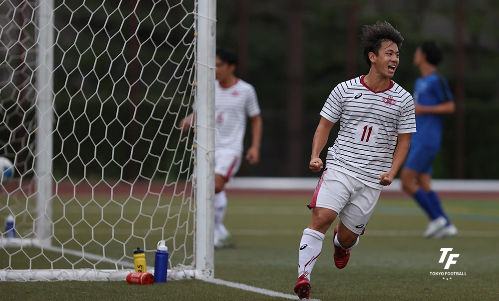 写真：前半に先制ゴールを奪った早大の瀧澤。