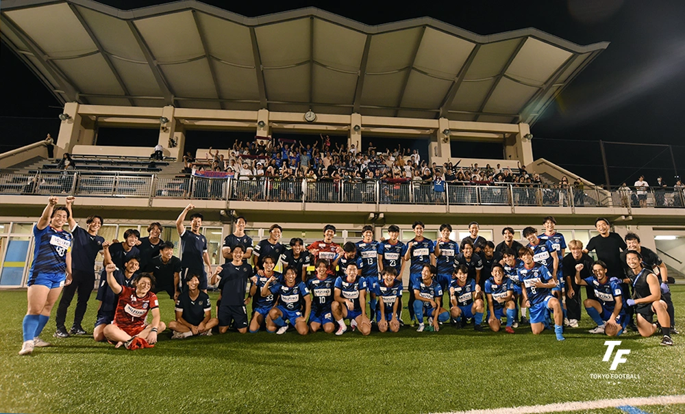 写真：ホーム最終戦で勝利を喜ぶ東京ユナイテッド。