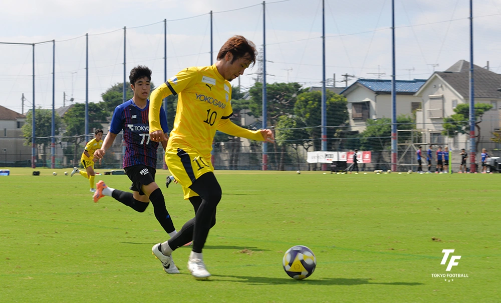 写真:FC東京との練習試合でボールをキープする武蔵野のMF後藤。