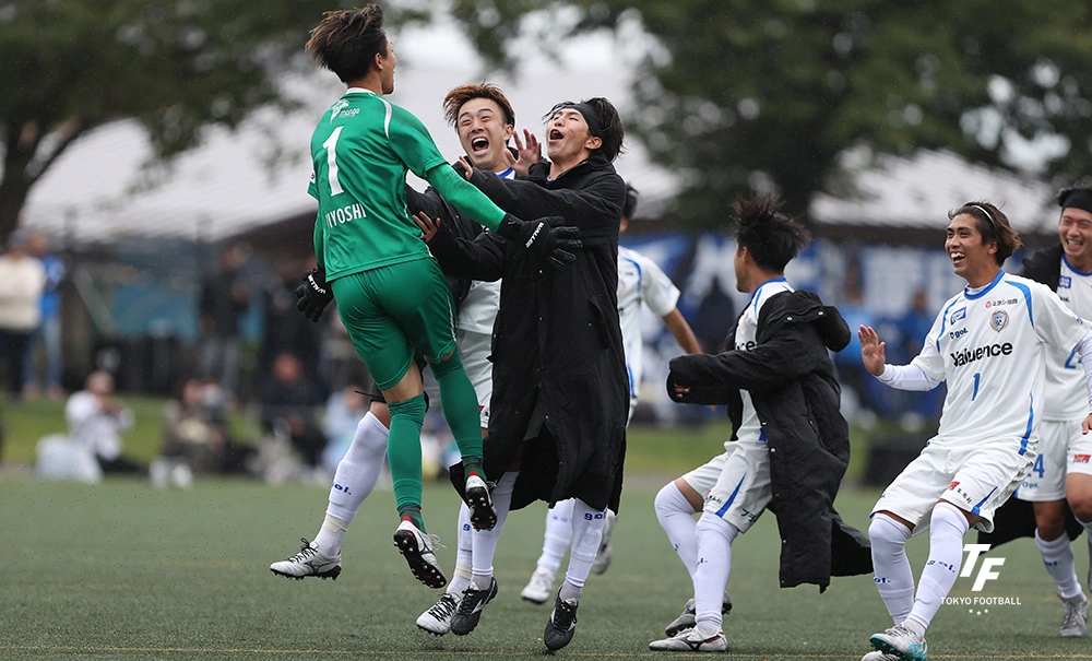 写真：PK戦に勝利し喜ぶ南葛のイレブン。