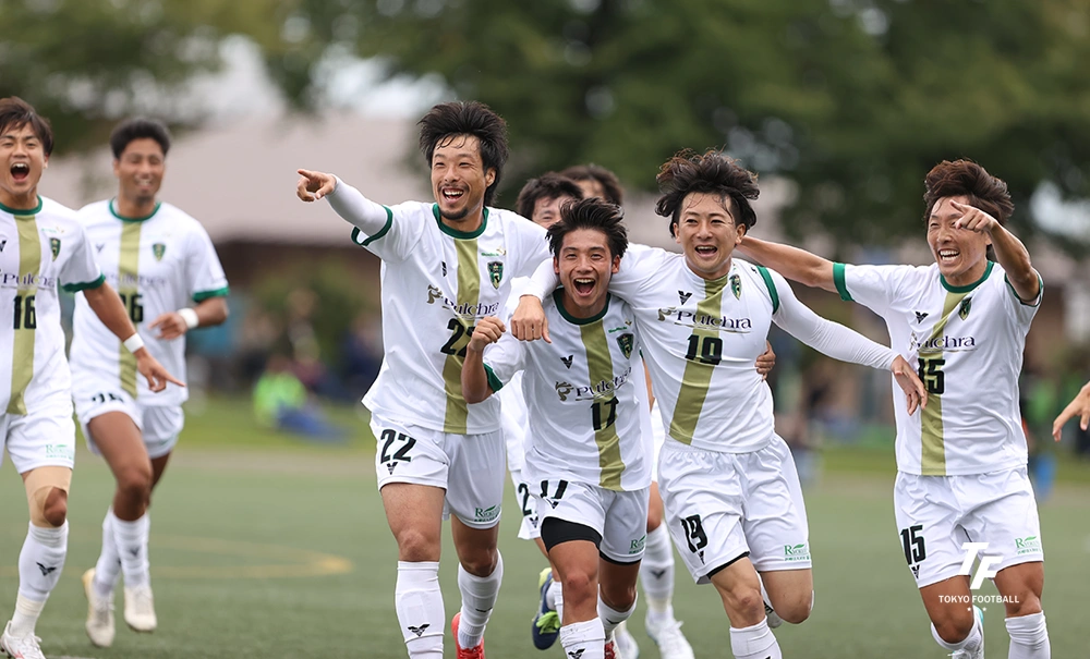 写真：橋本（右から2人目）の先制ゴールを喜ぶVONDSイレブン。