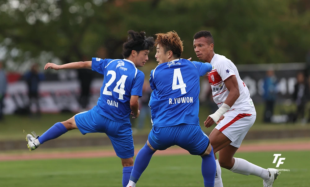 写真：終了間際にヘディングで決勝点を決める石橋。