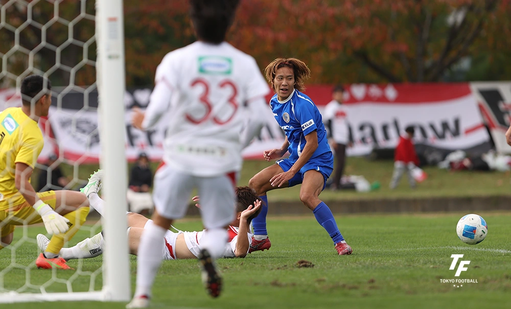 写真：ゴール前のシュートを阻まれる南葛のFW福本。