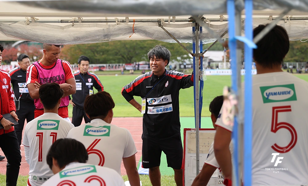 写真：試合前に選手たちに話をする東京23・小松監督。