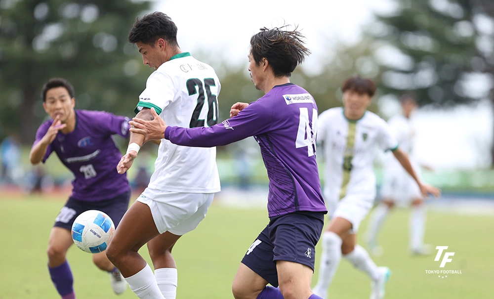 写真：前線でボールをキープするVONNDSのFW大塚。