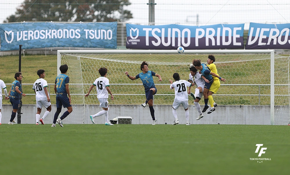 写真：後半、空中戦で敗れて追加点を許すVONDS。