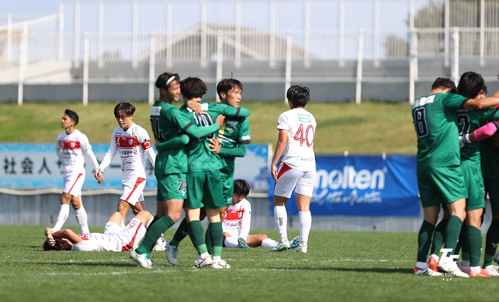 写真：VONDSに敗れピッチに倒れ込む東京23の選手たち。