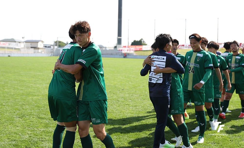 写真:勝利に貢献しチームメイトと抱き合うVONDSの加藤。