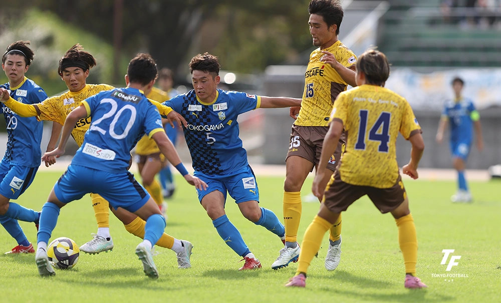 写真：敵のボールを激しく奪いに行く武蔵野・鈴木裕。