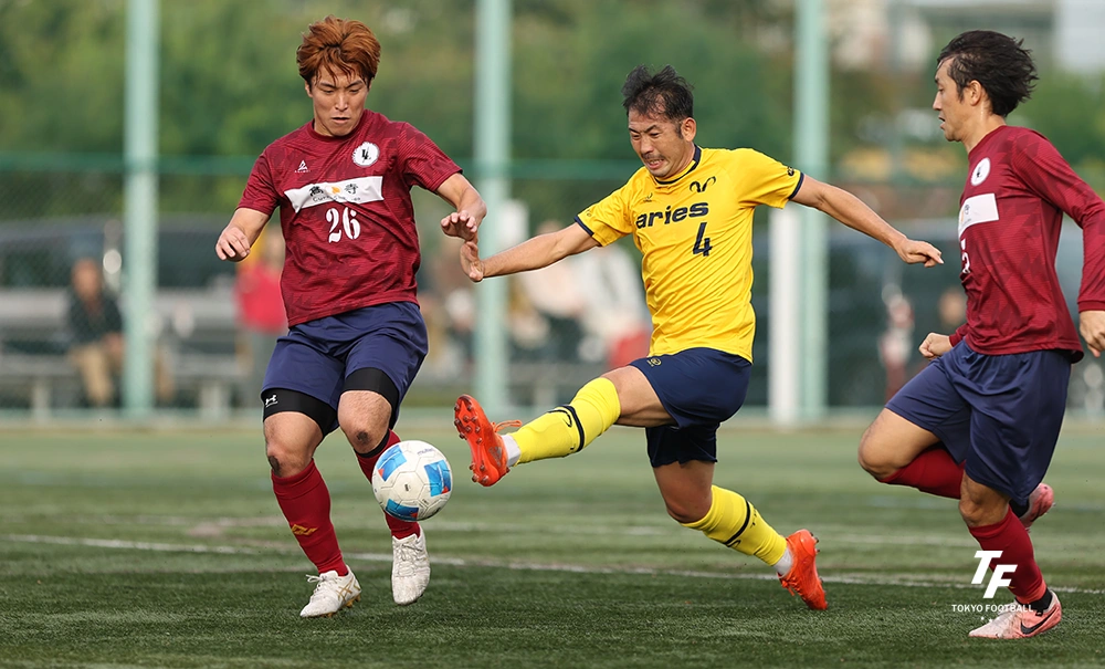 写真：ゴールに迫るエリースのFW山下。