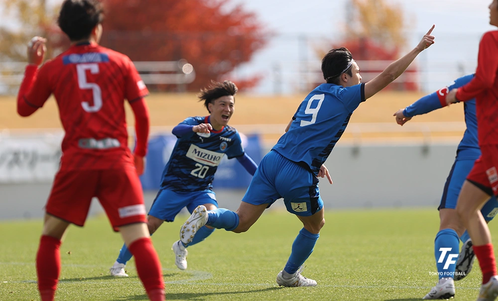 写真:先制ゴールを決めて駆け出す岡田。