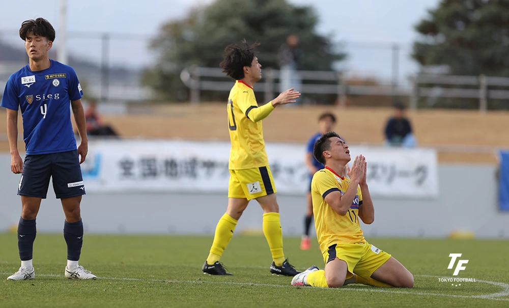 写真:ゴール前のチャンスを逃し悔しがるFW松久保。