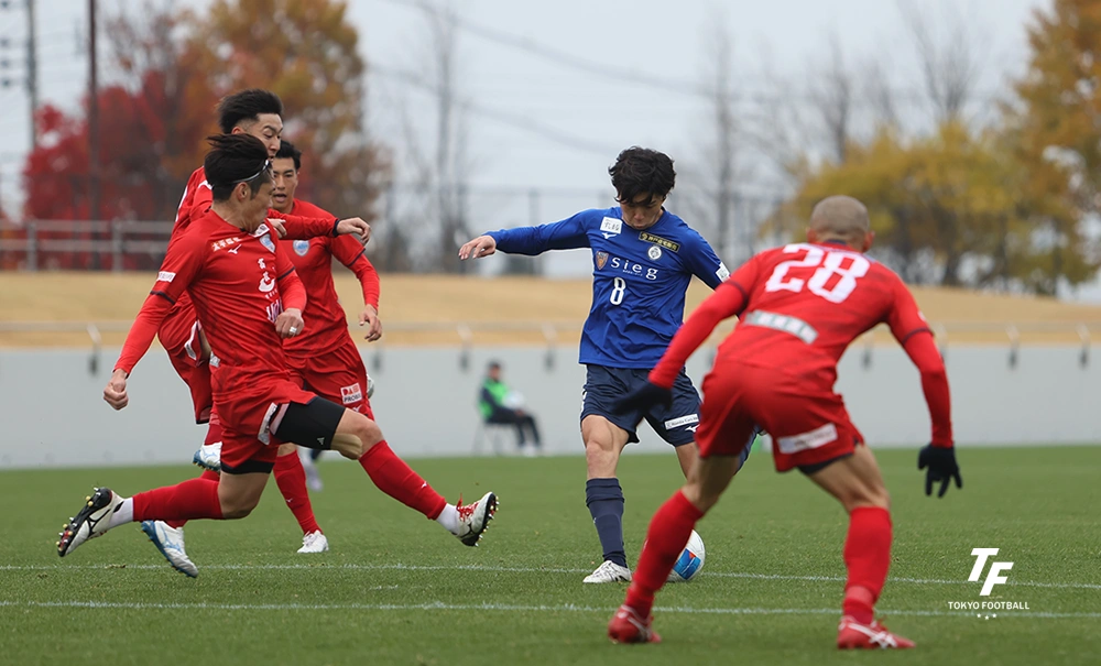 写真：ゴールを狙うBASARAの小延。