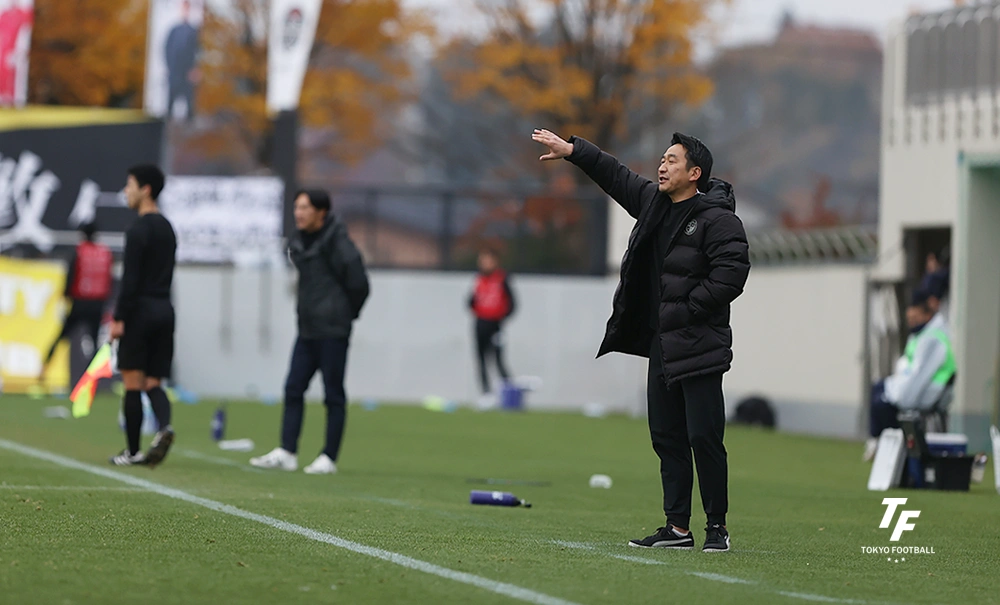 写真:試合中、選手に指示を送る福田監督。