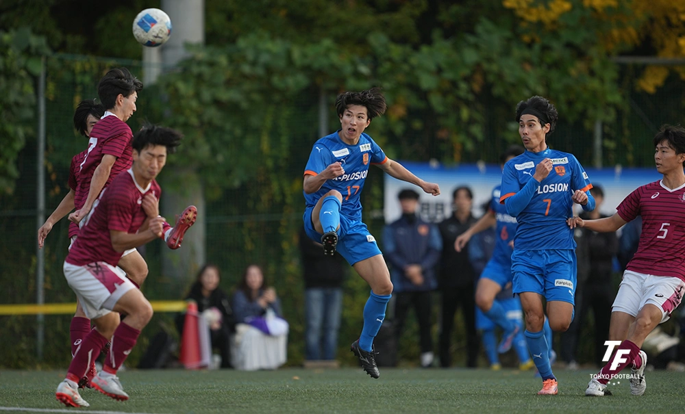 写真:終盤に同点ゴールを蹴り込むFW麻生。