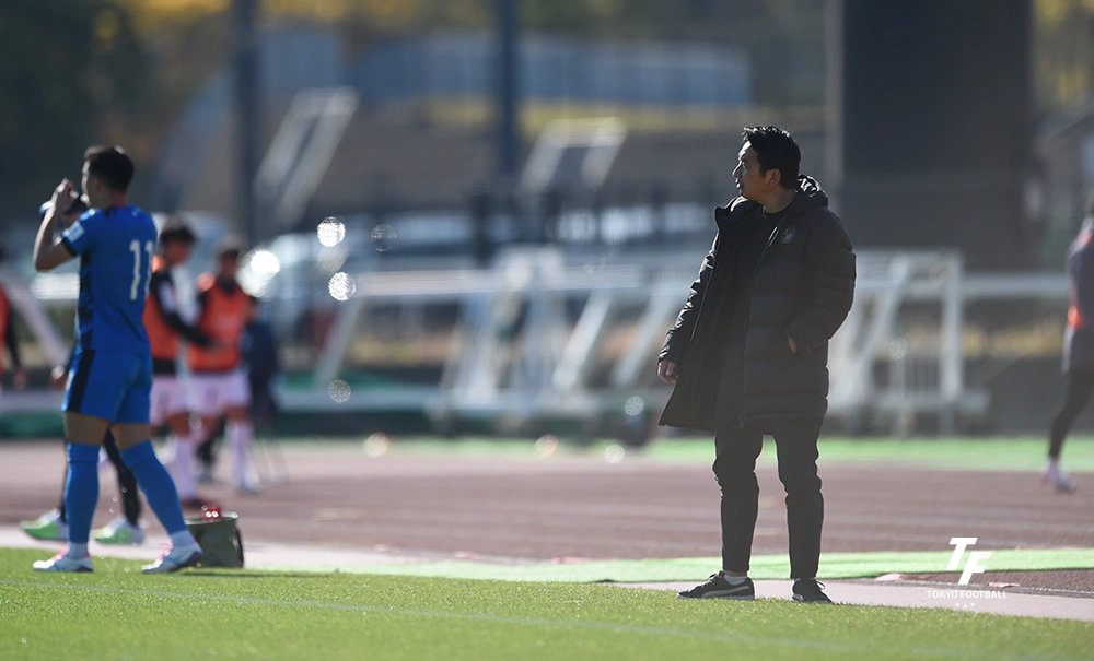 写真:初戦を落とした東京Uの福田監督。