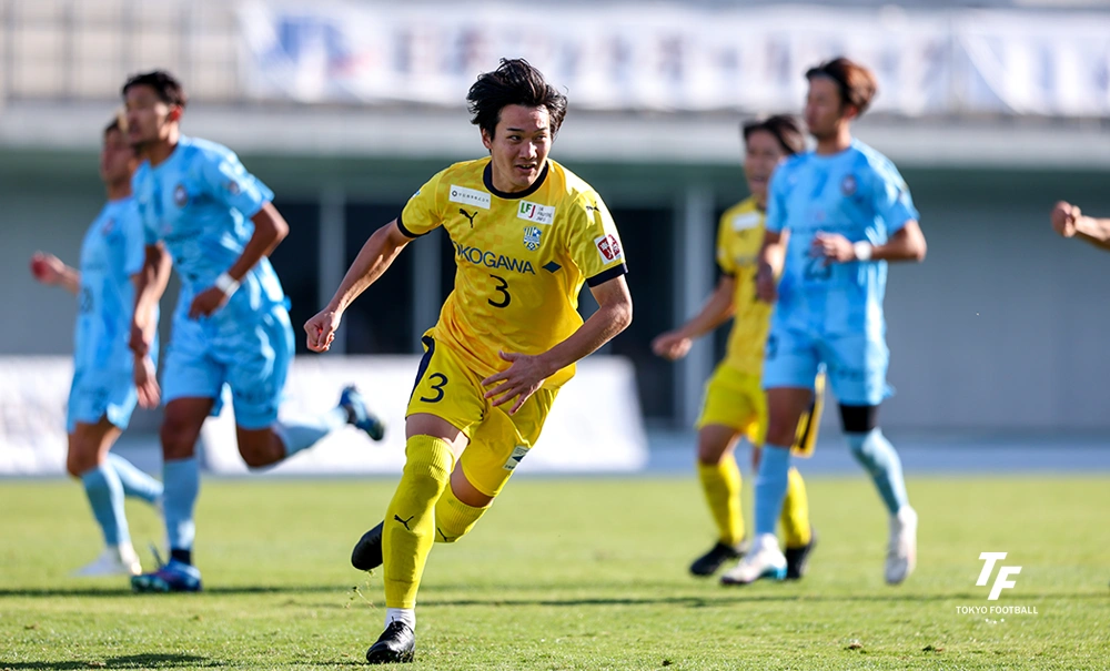 写真：後半にPKを決めて駆け出す武蔵野の鈴木。