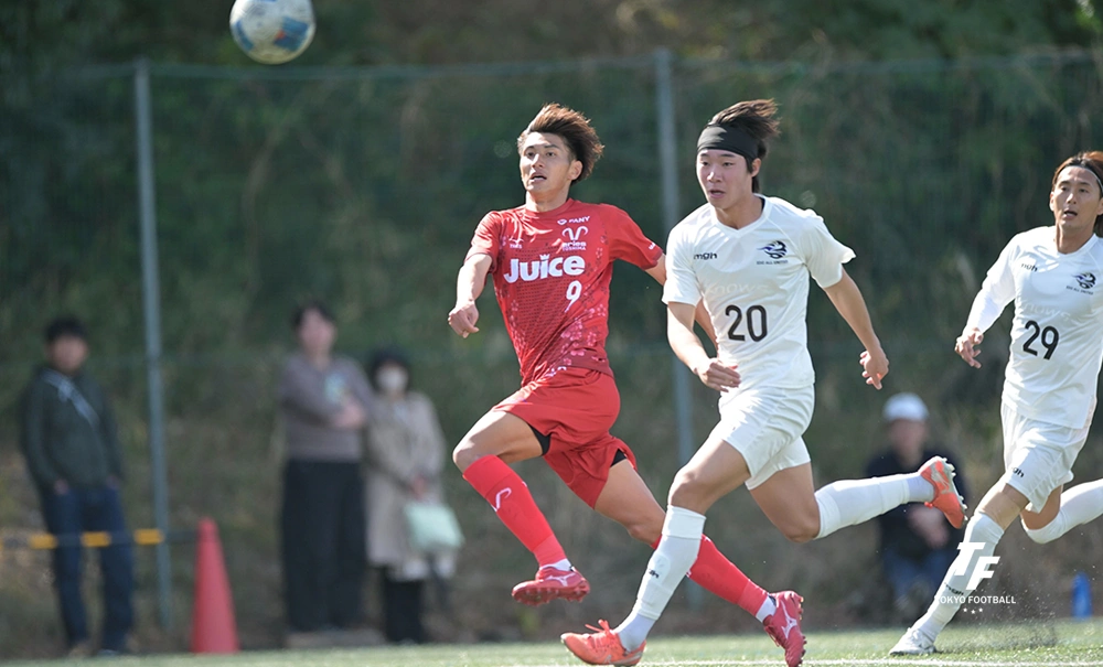 前半から果敢にゴールを狙うエリースのFW一木。(写真:小林渓太)