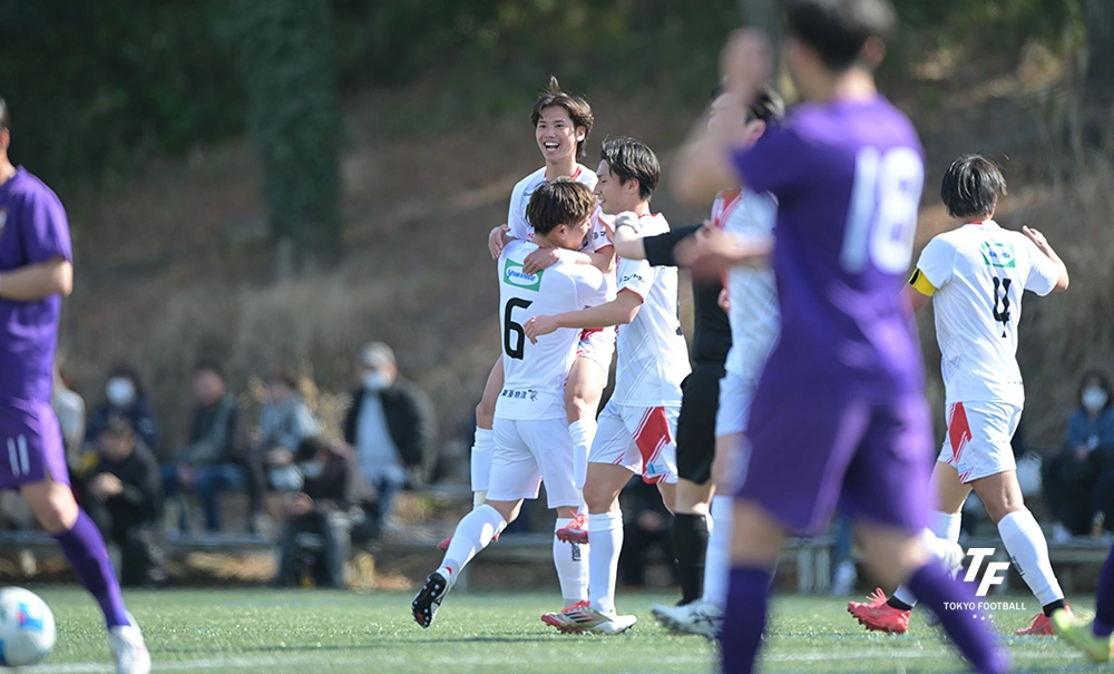 先制ゴールを決めて喜ぶ東京23の村上。（写真：小林渓太）