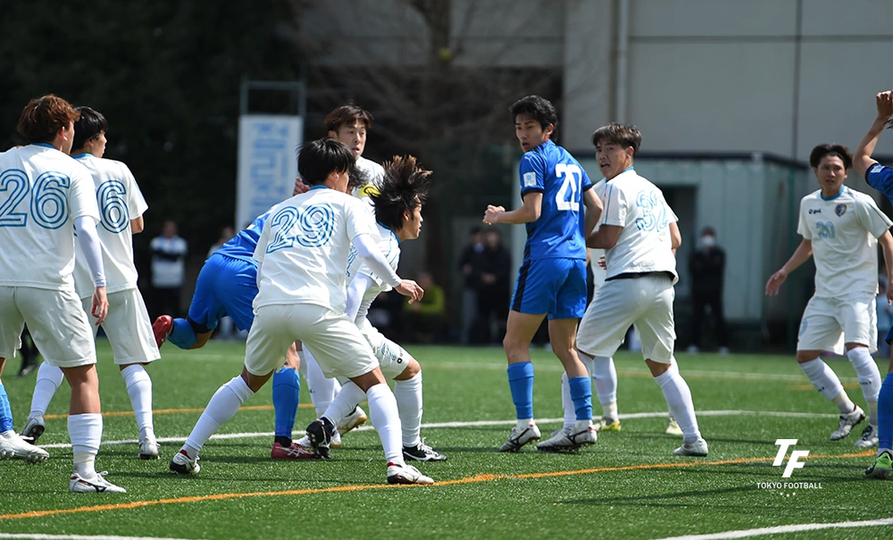 写真：前半にヘディングで先制ゴールを決める東京Uの杉山。