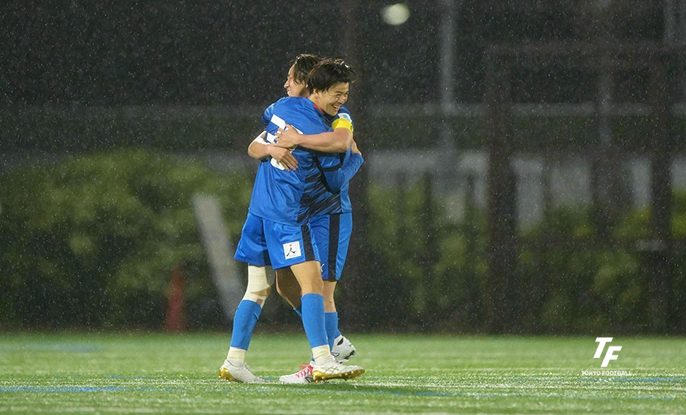 写真:後半にCKを直接決めて喜ぶ笹沼(左)と主将の平松。