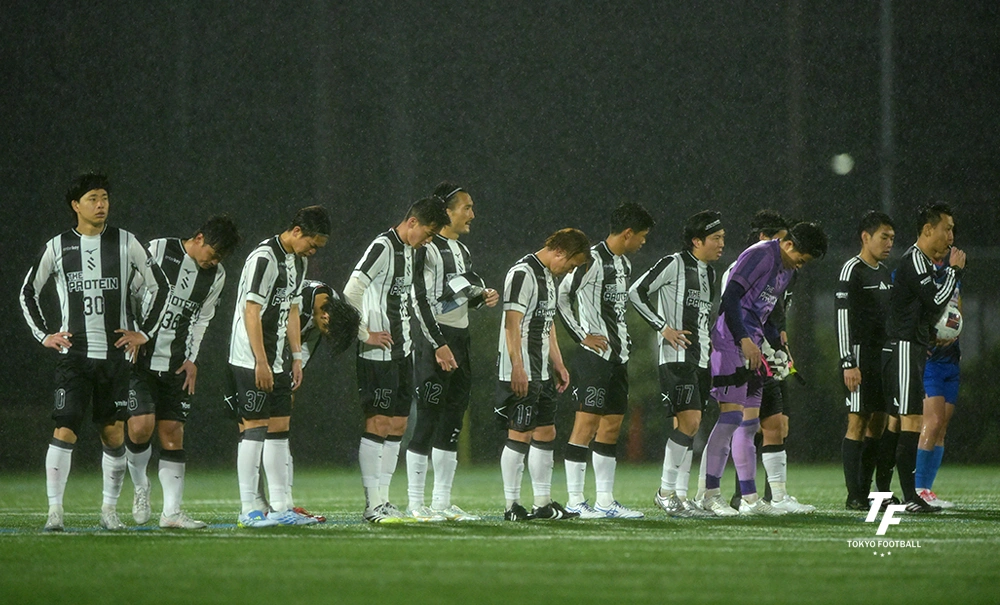 写真:開幕戦に敗れて肩を落とすSHIBUYA。