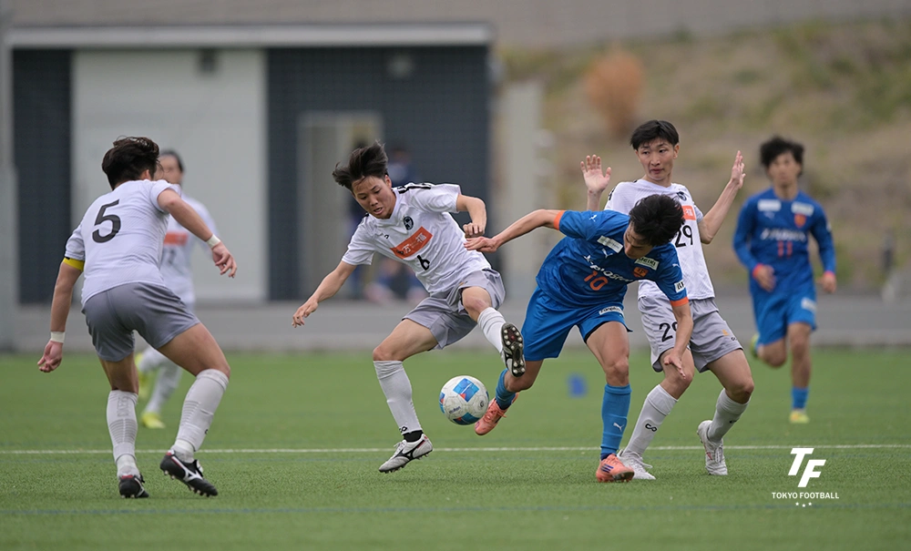 写真:素早い寄せで激しくボールを奪うRFC。(写真:小林渓太)