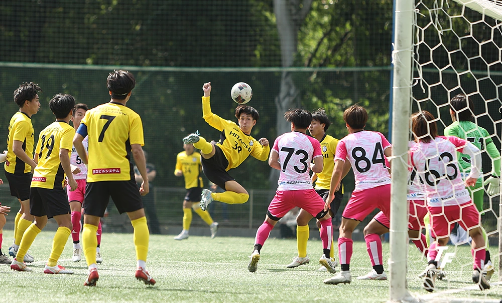 写真：後半にボレーシュートを決める秋本。