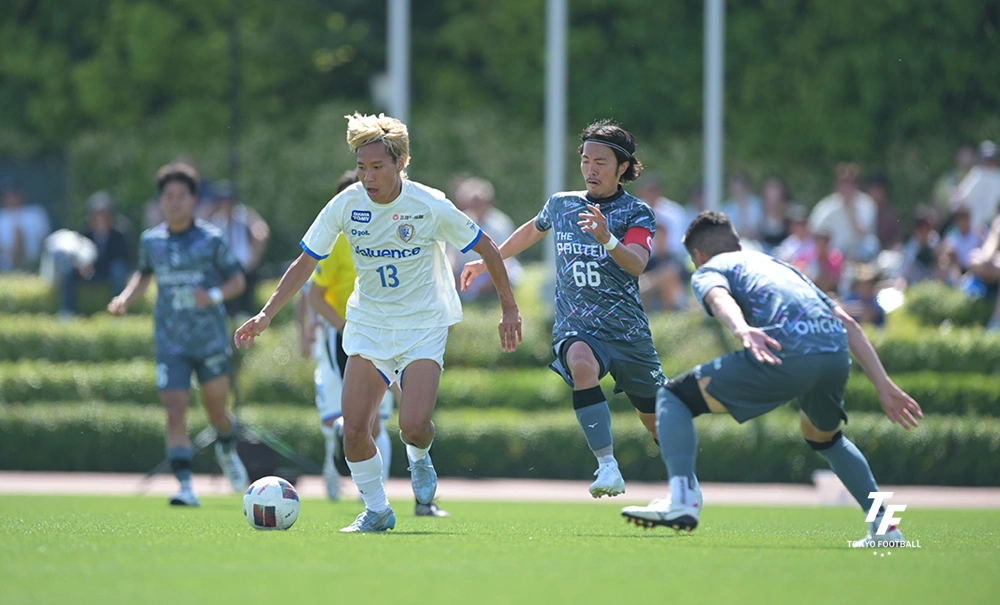 写真:ドリブルを仕掛ける南葛のFW福本。(写真:小林渓太)