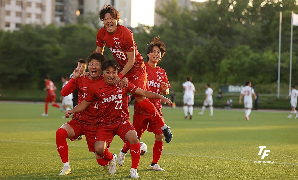 写真:開始早々のDF沖(中央)の先制点を喜ぶエリース。
