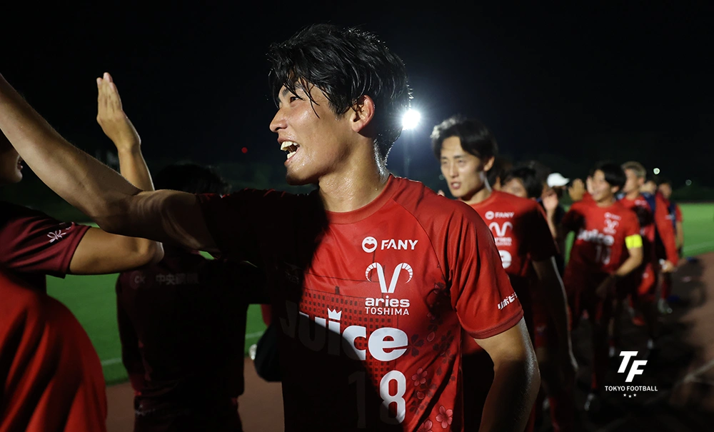写真：初勝利を挙げチームメイトとハイタッチをかわす道渕。