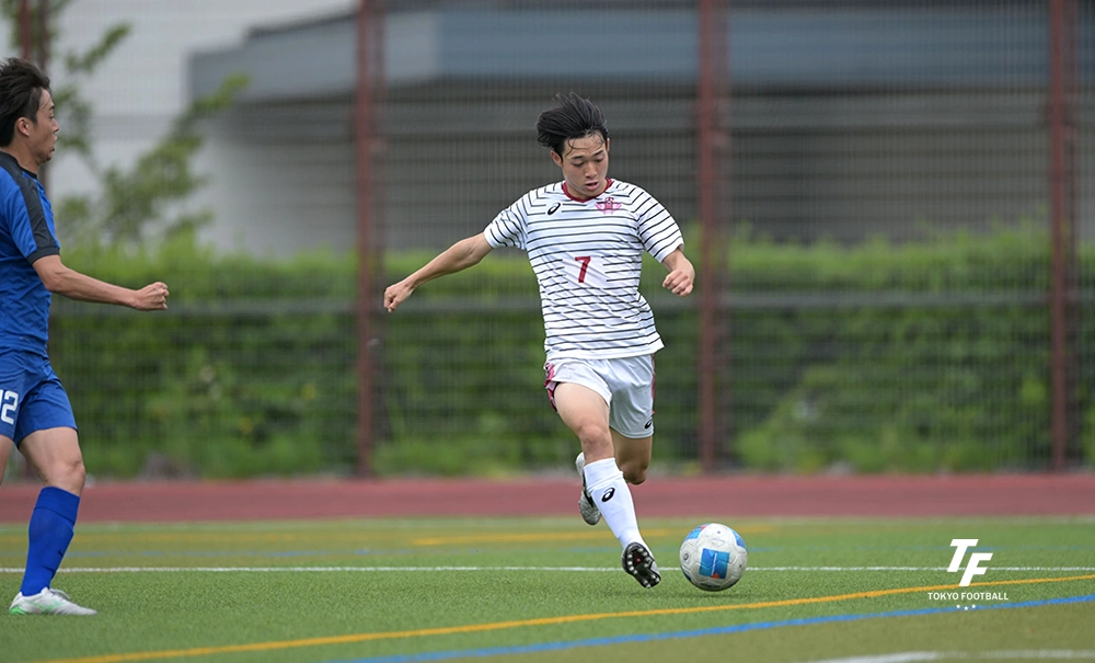 写真:先制点をアシストする早大のMF増川。(写真:小林渓太)